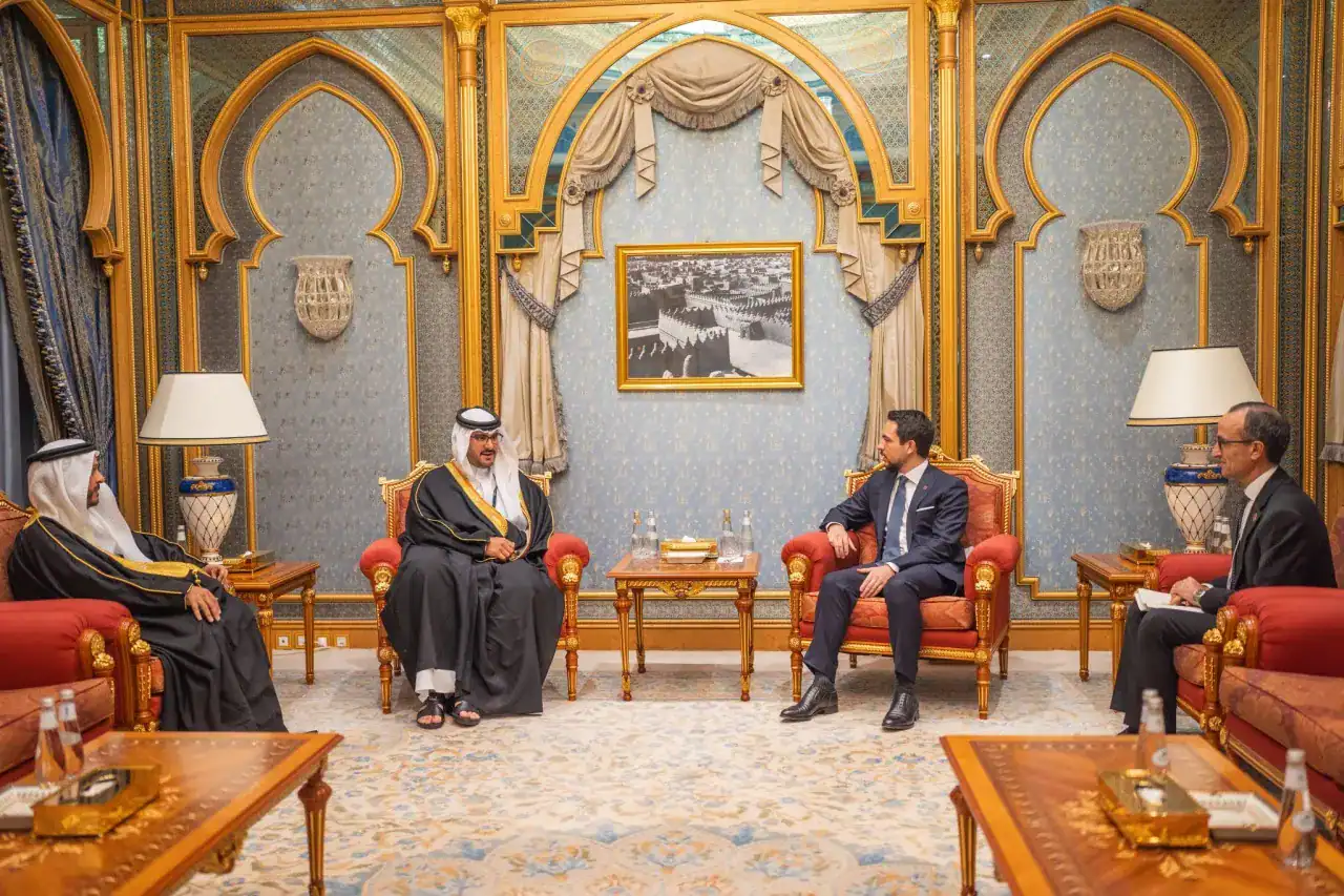 لقاء ولي العهد الأردني برئيس الوفد البحريني على هامش مؤتمر مبادرة مستقبل الاستثمار بالرياض