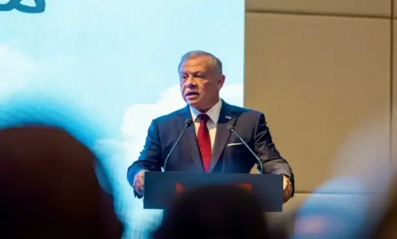 الملك يجتمع بممثلين عن شركات فيتنامية رائدة في قطاع المحيكات