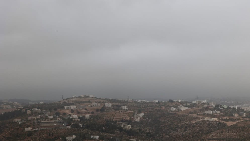 غيوم رعدية غزيرة وبَرَد يتحركان نحو عمّان