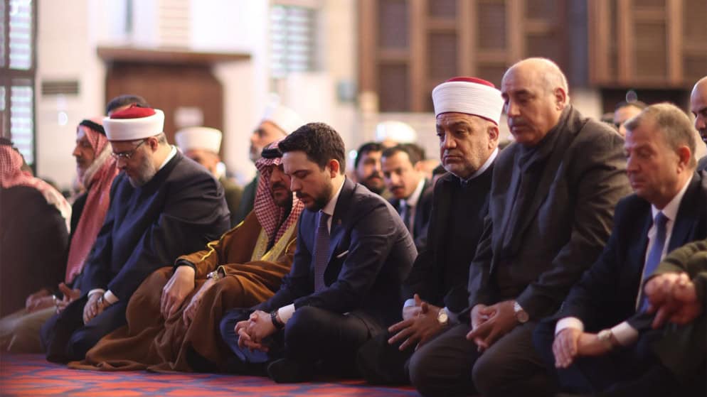 أجواء إيمانية في أول جمعة من الشهر الفضيل