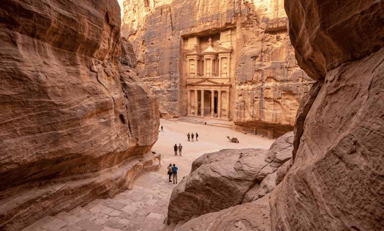 سياح من إيطاليا يصفون البترا بالاستثنائية ويؤكدون على أمان الأردن