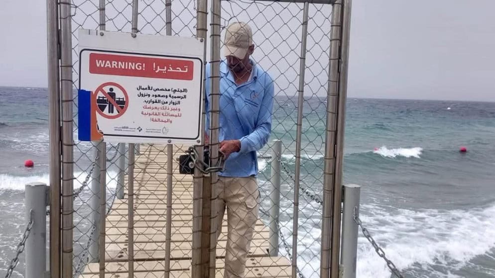 تحذيرات عاجلة: محمية العقبة البحرية تمنع السباحة بسبب تقلبات الطقس