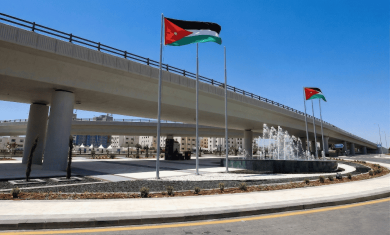 أمانة عمان تبدأ تركيب جسر مشاة بشارع الملك عبد الله الثاني وتعلن عن تحويلات مرورية