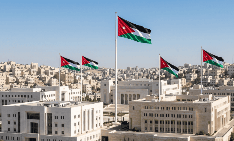 توجيهات حكومية برفع العلم الأردني فوق كافة المباني الرسمية