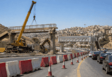 إغلاق طريق عمّان - السلط مؤقتاً لاستبدال جسر مشاة قديم