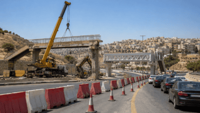 إغلاق طريق عمّان - السلط مؤقتاً لاستبدال جسر مشاة قديم