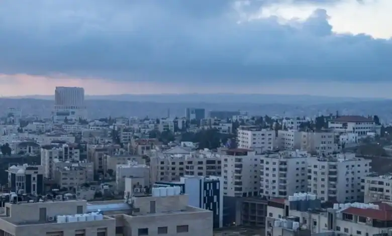 طقس الأردن: انخفاض ملحوظ على درجات الحرارة ورياح نشطة مثيرة للغبار اليوم