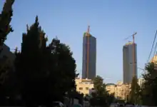 عروض ضوئية ونارية في أبراج السادس احتفالاً بعيد الاستقلال الثمانين