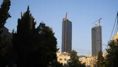 عروض ضوئية ونارية في أبراج السادس احتفالاً بعيد الاستقلال الثمانين
