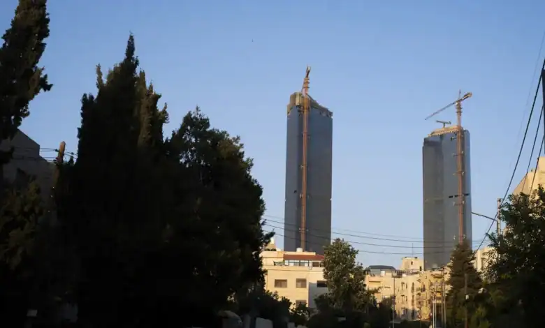 عروض ضوئية ونارية في أبراج السادس احتفالاً بعيد الاستقلال الثمانين
