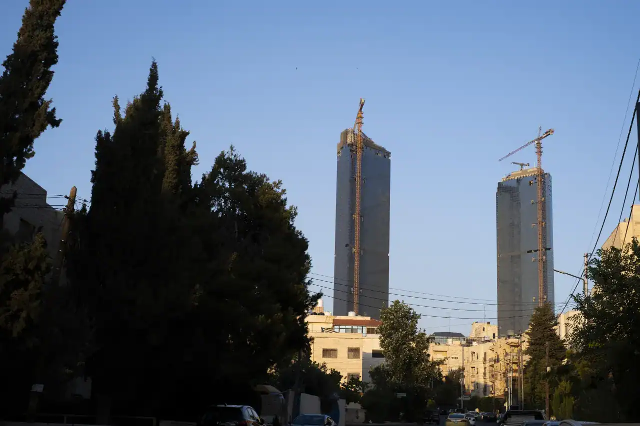 عروض ضوئية ونارية في أبراج السادس احتفالاً بعيد الاستقلال الثمانين