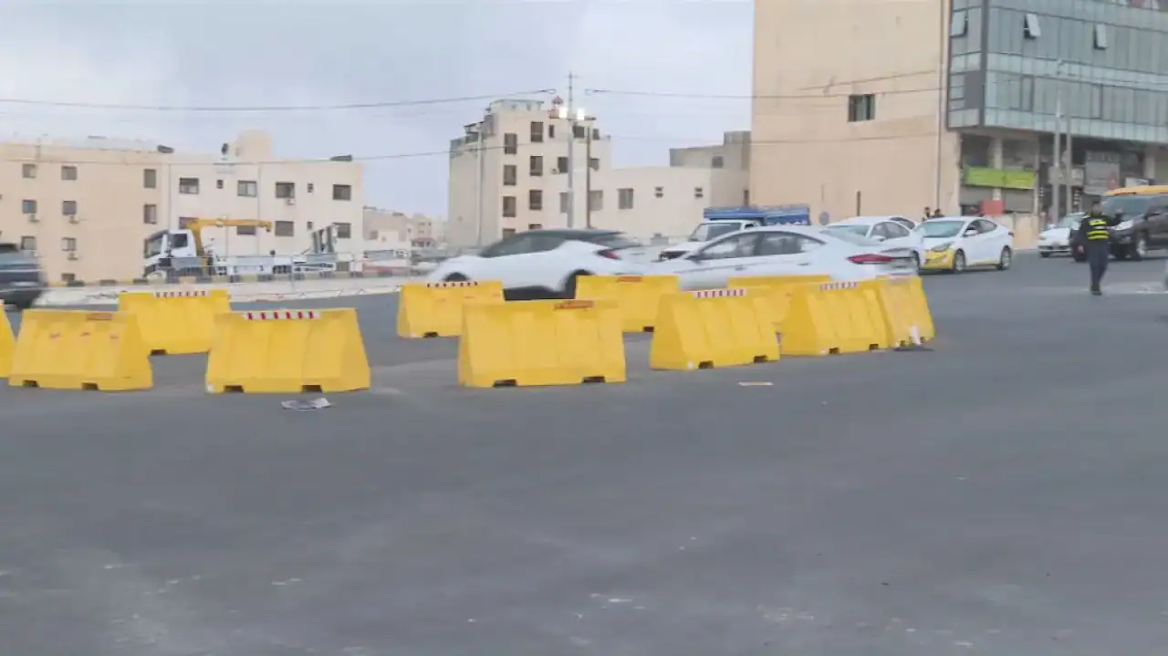 انطلاق أعمال الأرصفة والجزر الوسطية في موقع دوار التطبيقية السبت