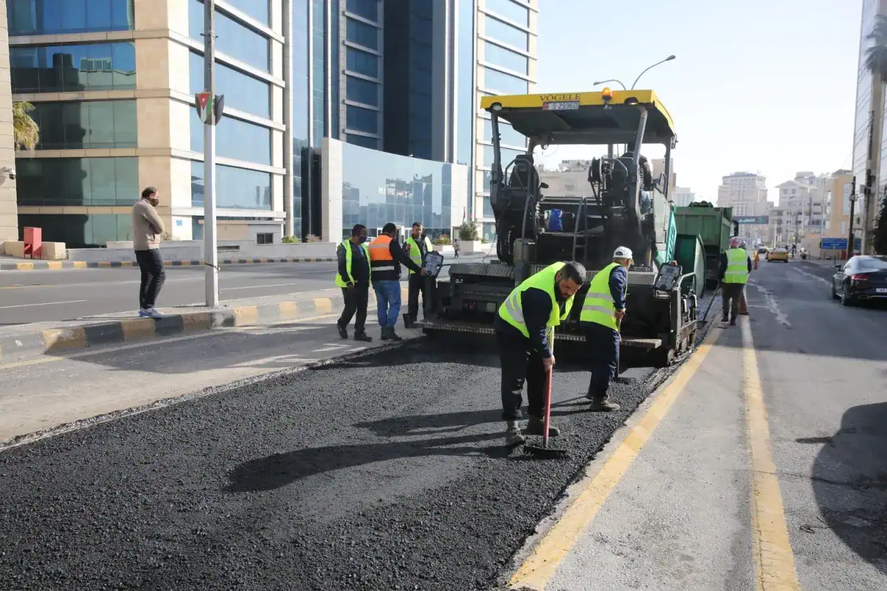 انطلاق أعمال التعبيد الليلية لشوارع رئيسية في عمّان