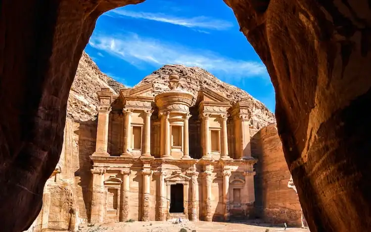 11 قراراً من مجلس الوزراء لدعم القطاع السياحي في إقليم البترا