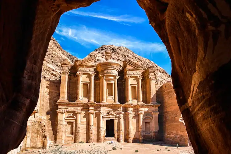 11 قراراً من مجلس الوزراء لدعم القطاع السياحي في إقليم البترا