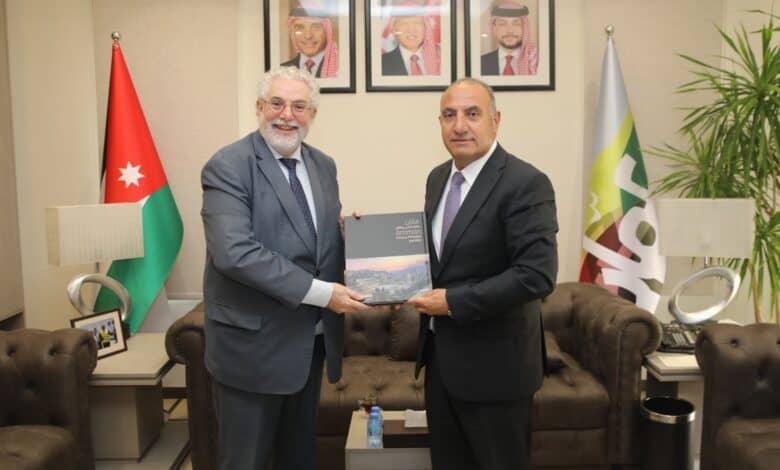 الشواربة يبحث مع السفير الإسباني تعزيز التعاون البلدي مع عمّان