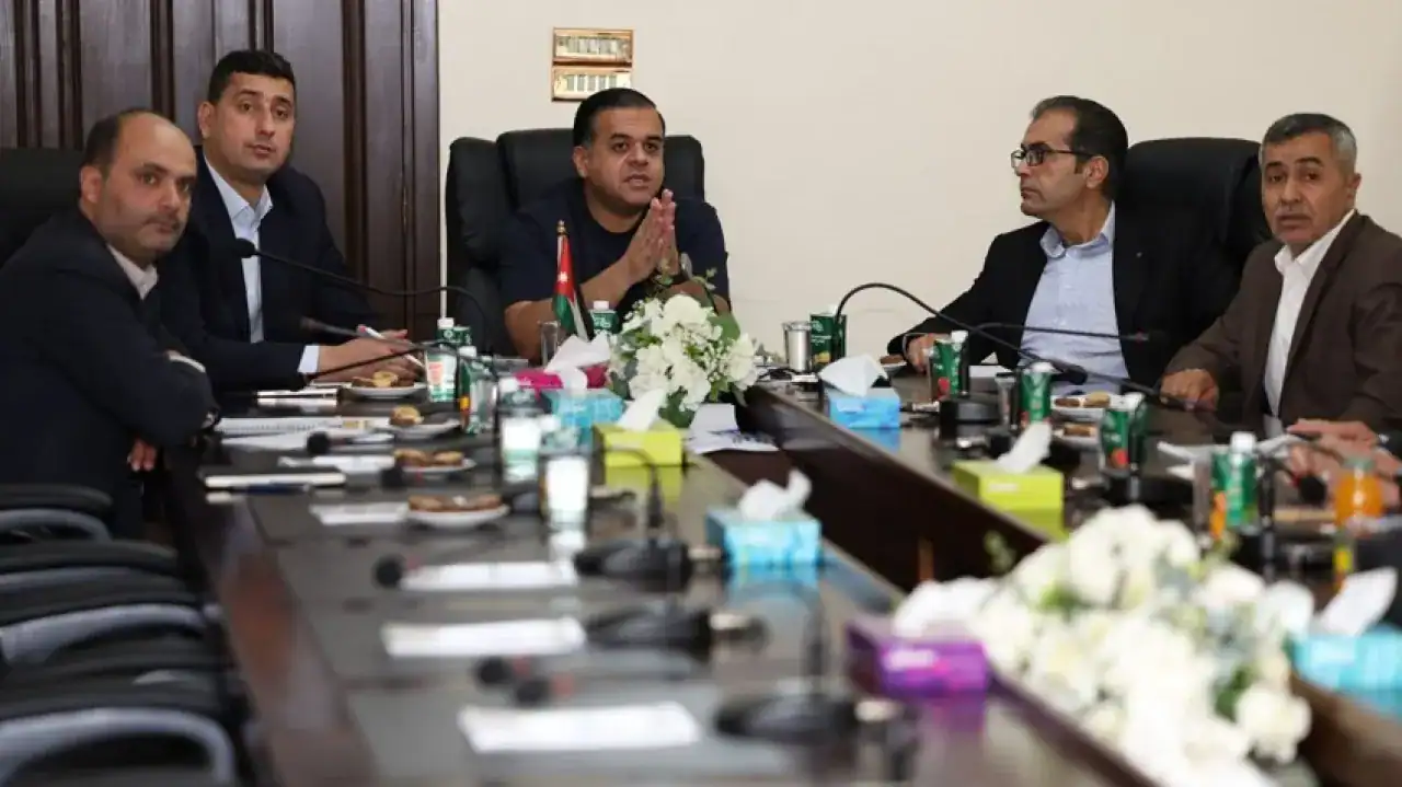 مباحثات لتعزيز التعاون بين مهرجان جرش وجمعية وكلاء السياحة والسفر
