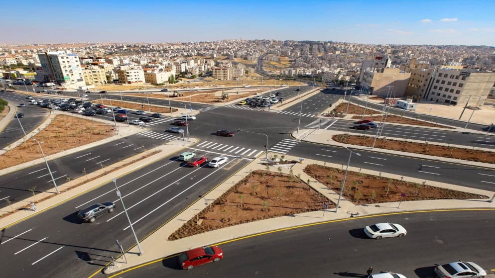 أمانة عمّان تباشر تشغيل الإشارات الضوئية عند تقاطع "التطبيقية" في شفا بدران