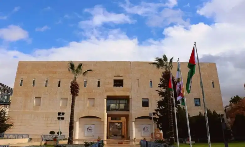 جهود أمانة عمّان لإزالة الأشجار المعيقة لحركة المشاة على الأرصفة 1 جهود أمانة عمّان لإزالة الأشجار المعيقة لحركة المشاة على الأرصفة