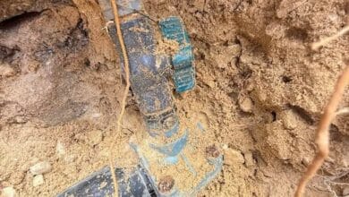 كوادر سلطة المياه وشركة مياهنا خلال حملة لضبط الاعتداءات على خطوط المياه في مخيم الطالبية