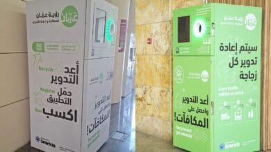 «رؤية عمان» تركّب 15 آلة استرجاع عكسي لعبوات البلاستيك والألمنيوم