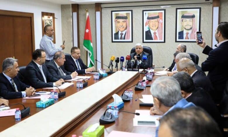 البيئة النيابية تبحث إزالة الأشجار من أرصفة عمّان