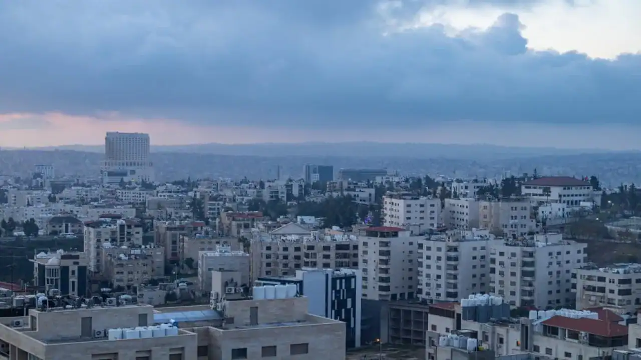 انخفاض ملموس في الحرارة الخميس وزخات مطرية شمالي المملكة ووسطها