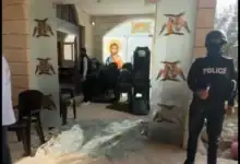 مشيعو جنازة خرجت من كنيسة الروم الأرثوذكس في قرية حمود بمحافظة الكرك