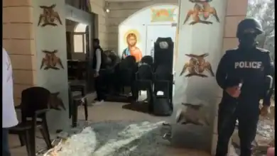 مشيعو جنازة خرجت من كنيسة الروم الأرثوذكس في قرية حمود بمحافظة الكرك