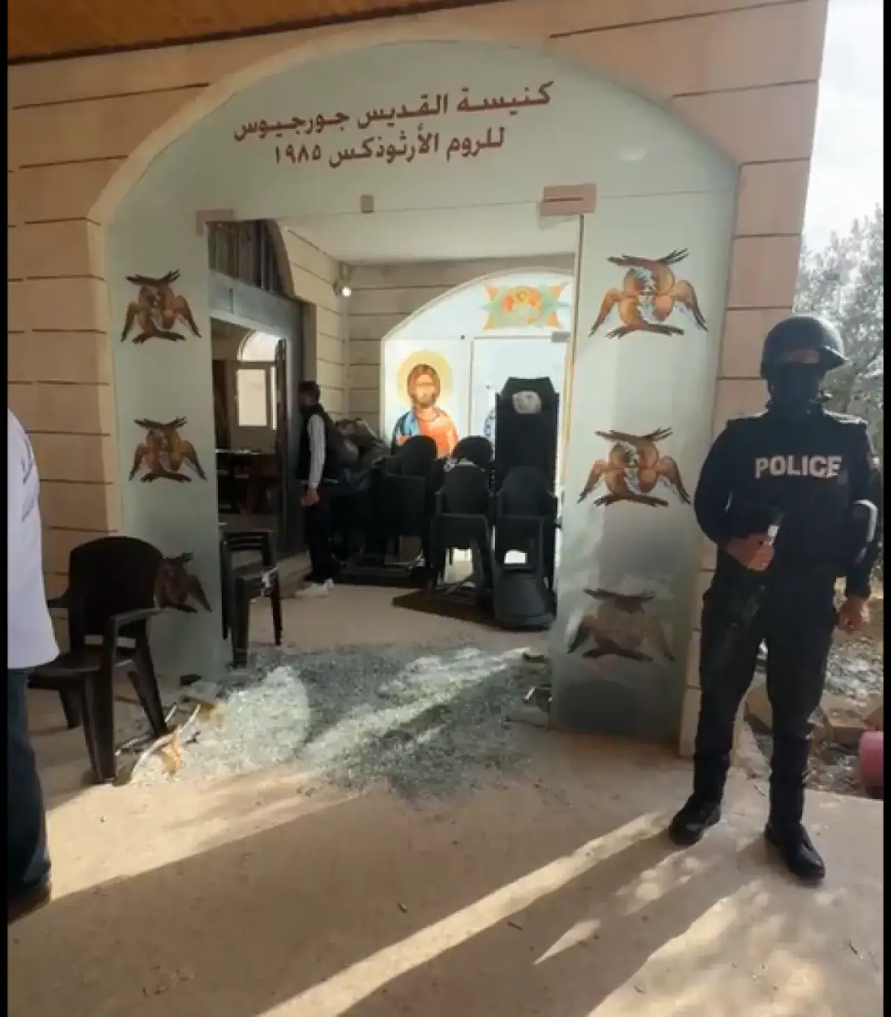 مشيعو جنازة خرجت من كنيسة الروم الأرثوذكس في قرية حمود بمحافظة الكرك