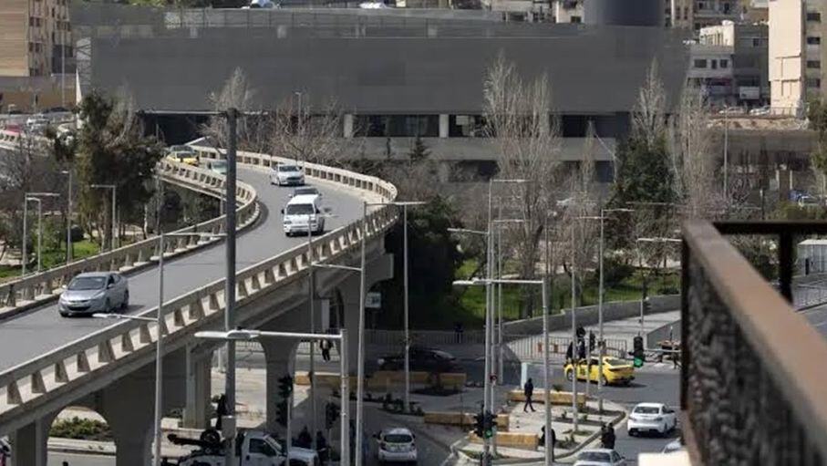 حافلة نقل عام تابعة لهيئة تنظيم النقل البري على أحد المسارات الجديدة بين المحافظات