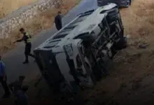 كوادر الإنقاذ والإسعاف تتعامل مع حادث تدهور حافلة ركوب في مثلث مشيرفة بجرش