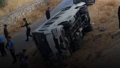 كوادر الإنقاذ والإسعاف تتعامل مع حادث تدهور حافلة ركوب في مثلث مشيرفة بجرش