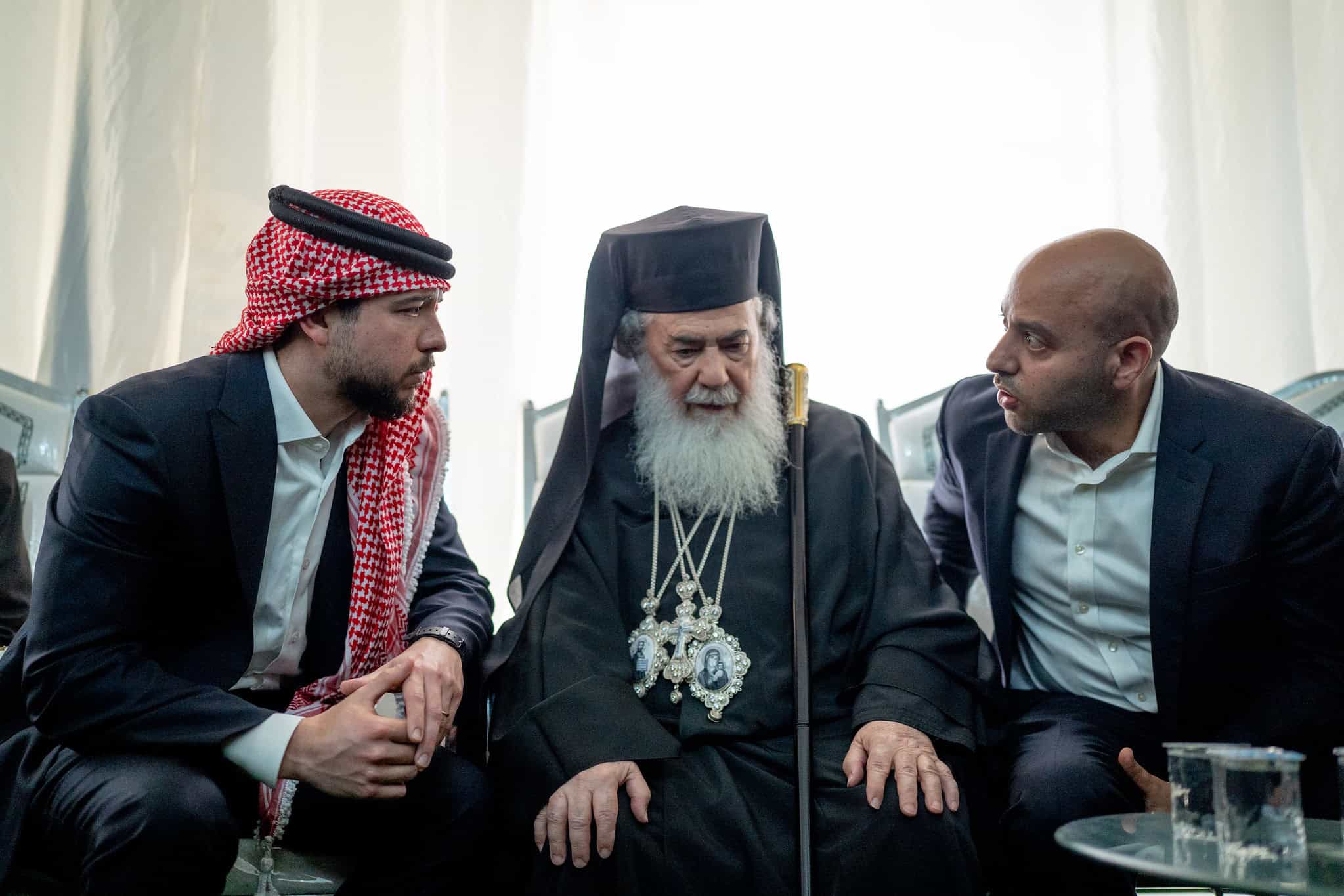 ولي العهد يقدم العزاء بشهداء الهجوم على كنيسة في الكرك 1 ولي العهد الأمير الحسين بن عبدالله الثاني يقدم العزاء بشهداء الهجوم على كنيسة القديس جاورجيوس في حمود بالكرك