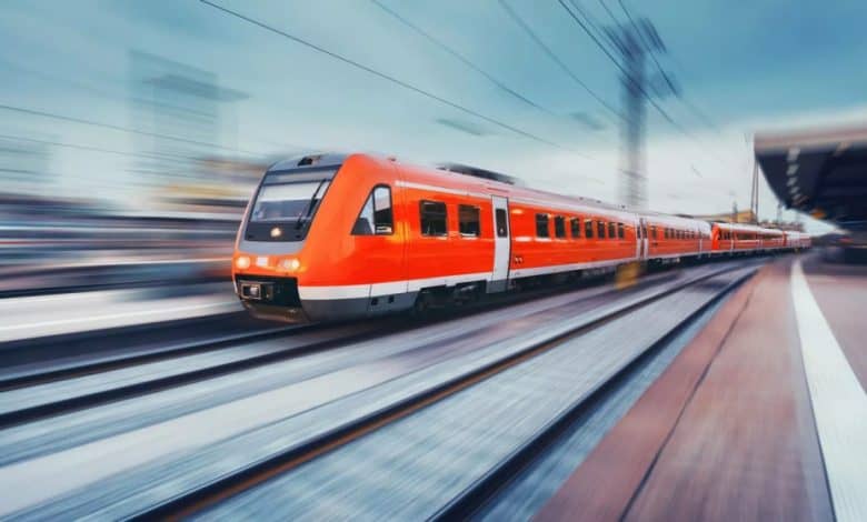 وزارة النقل تبحث تنفيذ القطار الخفيف بين عمّان والزرقاء: نموذج تمويل بالتطوير العقاري وفريق عمل مشترك