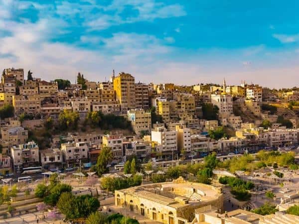 دفء خريفي استثنائي يغلب على عمان.. وتحذيرات من غبار الخميس