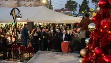 أجواء احتفالية في الزرقاء وزير السياحة يضيء شجرة عيد الميلاد