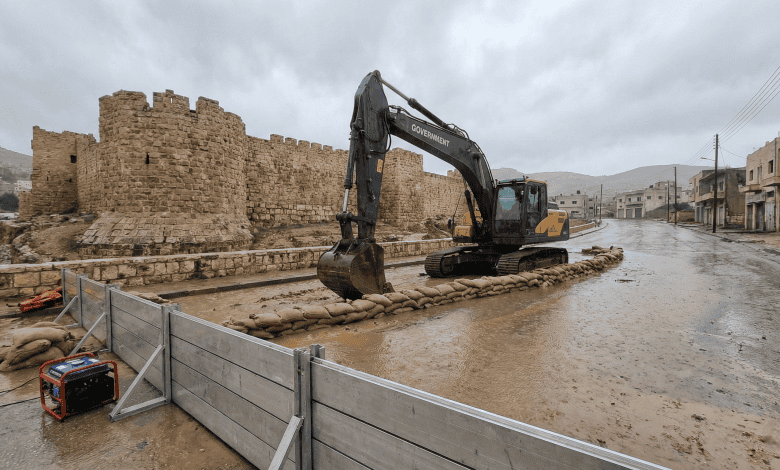 تحرك حكومي نيابي لاحتواء تداعيات المنخفض الجوي في الكرك