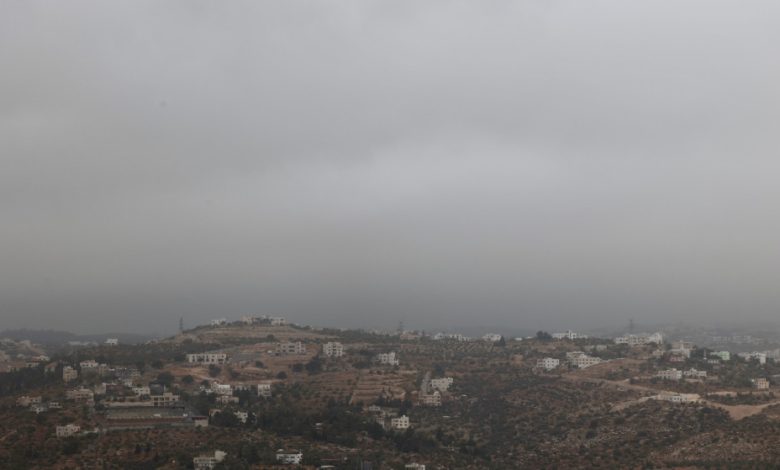 غيوم رعدية غزيرة وبَرَد يتحركان نحو عمّان